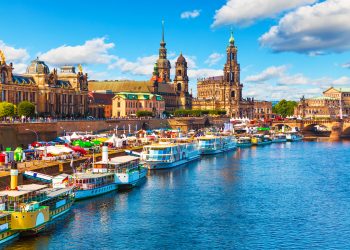 Scenic,Summer,View,Of,The,Old,Town,Architecture,With,Elbe