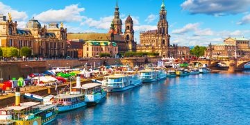 Scenic,Summer,View,Of,The,Old,Town,Architecture,With,Elbe
